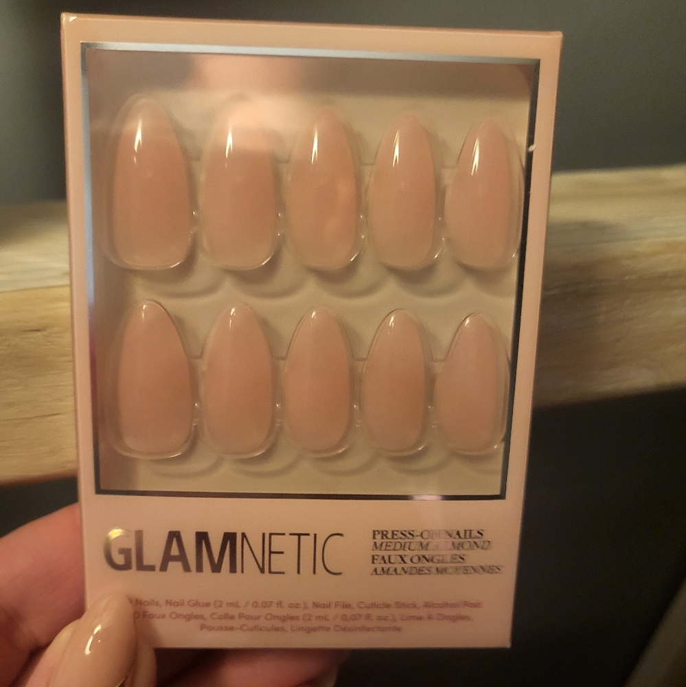 Glamnetic Press-On Nails in CLOUD 9